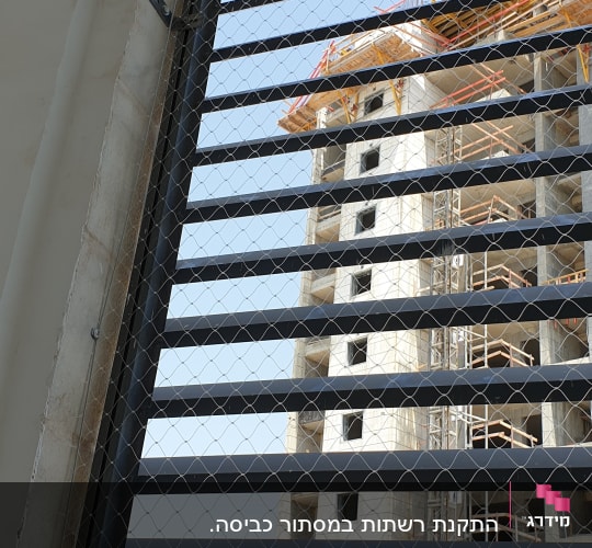 רשת מתכת על חלון למניעת כניסת יונים